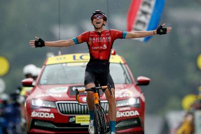 Dylan Teuns wint spektakelrijke eerste Alpenrit in Tour, ontketende Tadej Pogacar verovert gele trui