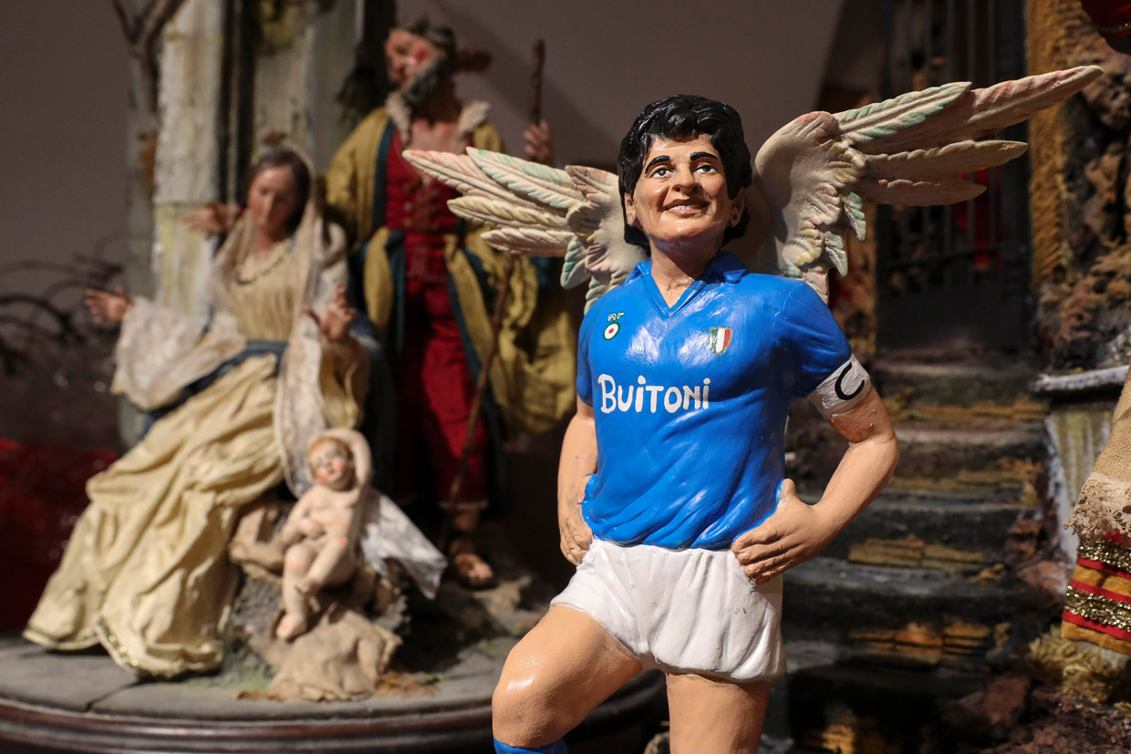 Een beeldje van Maradona in Napels. Beeld AP