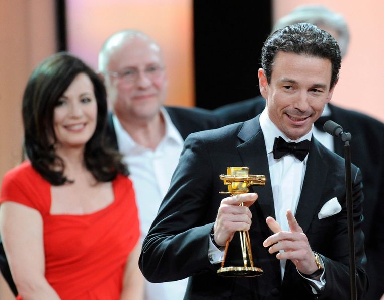 De Duitse producer Oliver Berben neemt de Gouden Camera voor Beste Duitse Televisiefilm in ontvangst. Beeld epa