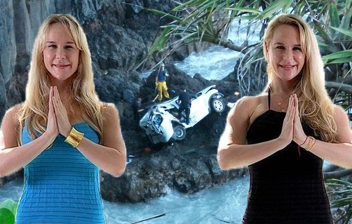 Anastasia (links) en haar tweelingzus Alexandria (rechts). Achteraan reddingswerkers die het wrak van hun wagen bergen.