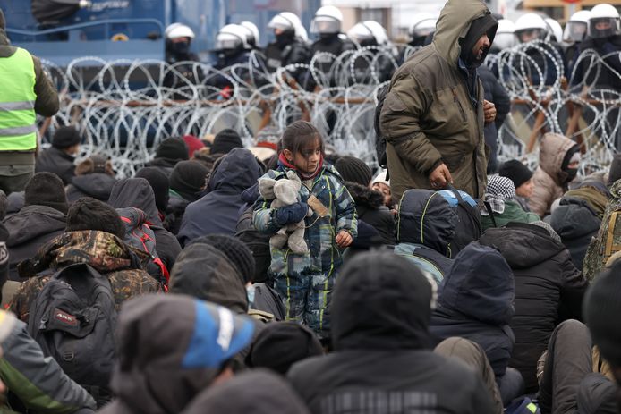 Migranten bij de Bruzgi-grensovergang tussen Polen en Belarus, 15 November 2021.