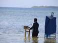 Ce ministre prononce son discours les pieds dans l’eau pour alerter sur le changement climatique