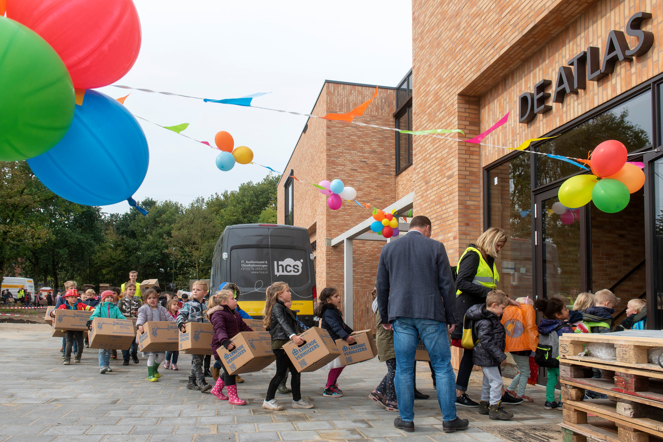 Kinderen van De Atlas betreden hun nieuwe onderkomen aan de Hogenkampseweg.