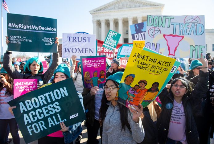 Jonge vrouwen betogen aan het Supreme Court in Washington voor het recht op abortus.