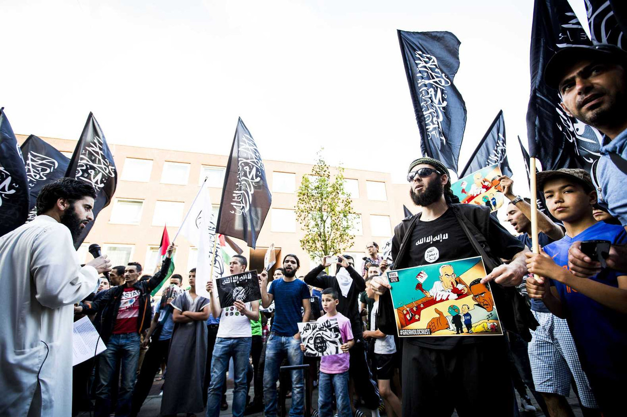 Archieffoto: de van ronselen voor de jihad verdachte Azzedine C. (L) en jihadist Lofti S. (R) tijdens een pro IS-demonstratie in de Haagse Schilderswijk. De Nederlander die een aanslag heeft gepleegd in het Iraakse Fallujah is Lofti S. uit Amsterdam. Beeld anp