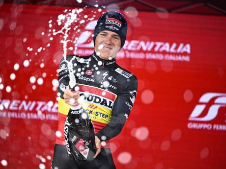 Remco Evenepoel remporte le deuxième chrono du Giro de justesse, Primoz Roglic limite la casse 