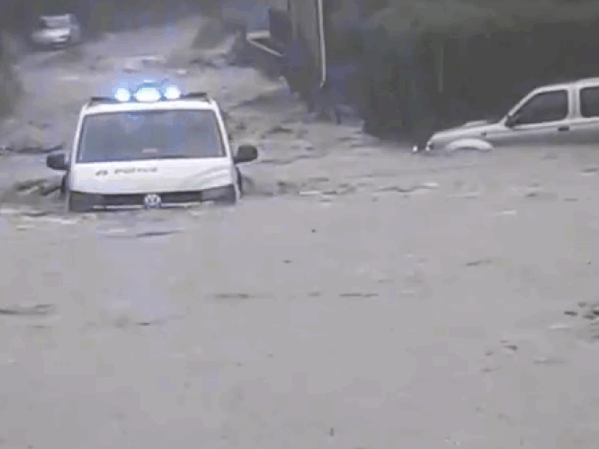 VIDEO: Auto drijft weg, rivieren gutsen door straten en riolen worden fonteinen