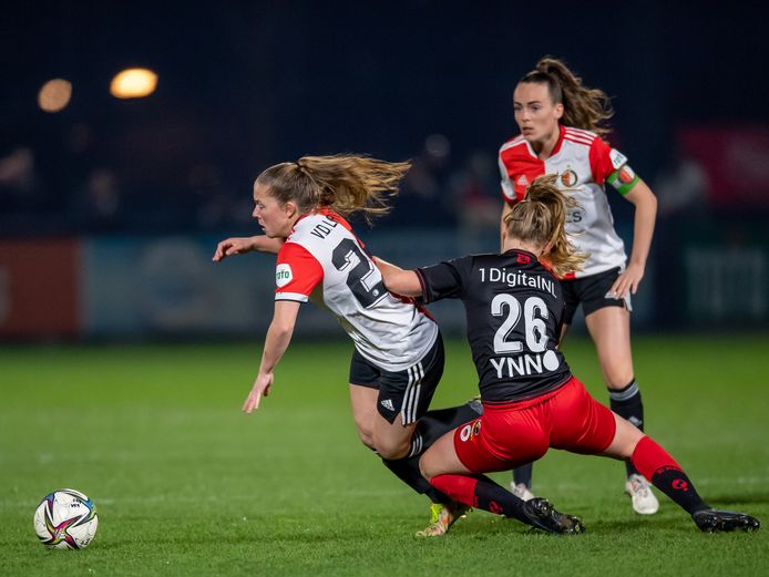 Romée van de Lavoir draait weg bij Britt Udink van Excelsior. Deze derby opende zij eens niet de score.