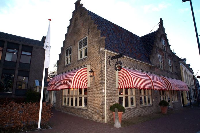 Het pand aan de Markt 7, waarin toen nog sterrenrestaurant De Zwaan van Roland Peijnenburg gevestigd was. Daarna werd het Tilia en binnen afzienbare tijd zal een nieuwe ondernemer er zijn of haar intrek in nemen. Wie, dat is nog niet bekend.