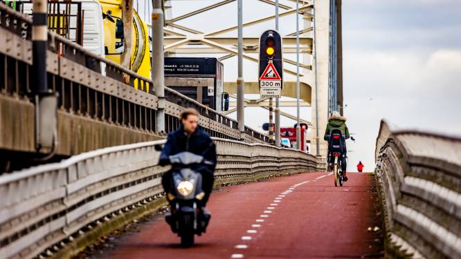 Fietsers kunnen opgelucht ademhalen: gratis pont tijdens werk aan de Papendrechtse brug