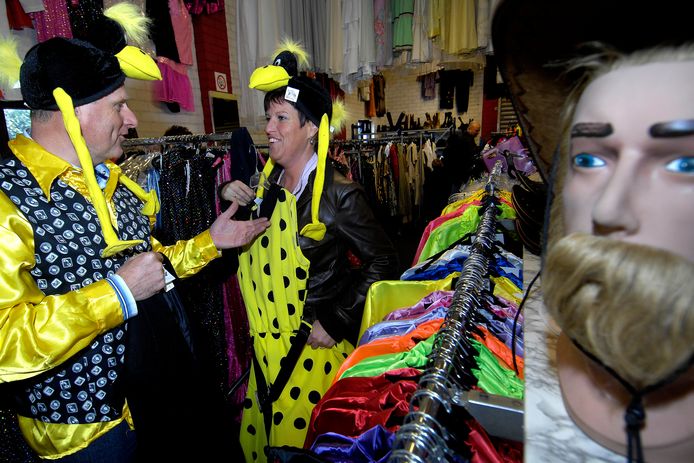 Heb je eindelijk een leuke outfit voor carnaval, dan moet je 'm wel beetje schoon houden.