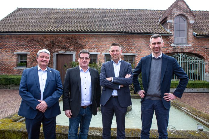 Vlnr: Patrick Decat (burgemeester Galmaarden), Ludo Persoons (burgemeester Galmaarden vanaf 1 april), Kris Poelaert (burgemeester Herne) en Simon De Boeck (burgemeester Gooik)