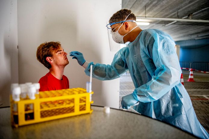 Een medewerker van de GGD neemt een coronatest af.