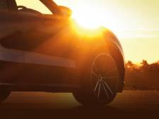 Meisje bevrijd uit hete auto in felle zon, moeder kreeg deur niet van het slot