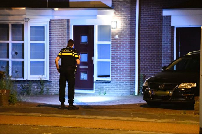 De ‘wonderbelegger’ zit ondergedoken omdat hij vreest voor zijn leven. Een van zijn  villa's, in Eindhoven, werd al eens onder vuur genomen met een machinegeweer, getuige de kogelgaten links.