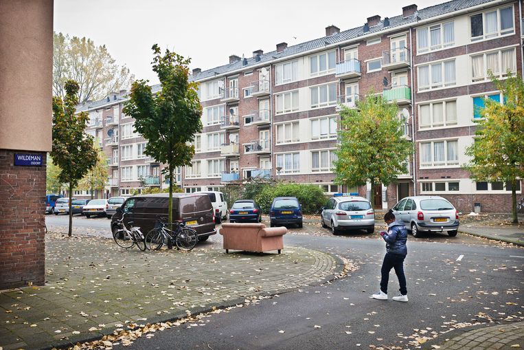 De Wildemanbuurt, een achterstandwijk in Amsterdam-Nieuw-West. Jongeren met ouders met een lage sociaaleconomische status zijn de laatste twee jaar nog verder op achterstand komen te staan, stelt het SER Jongerenplatform. Beeld Marc Driessen