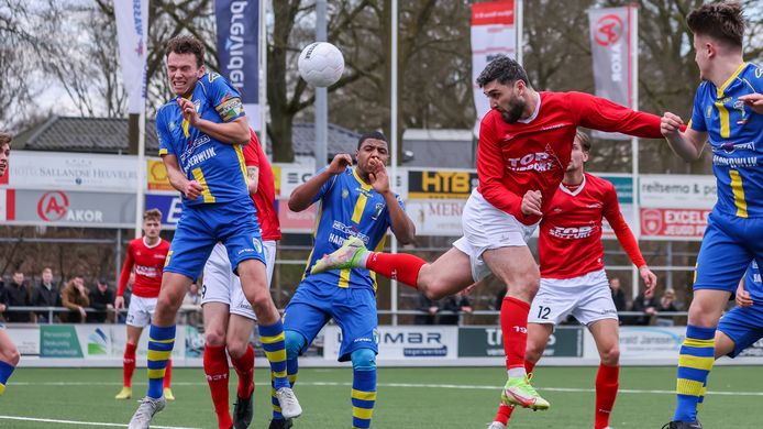 Ferdi van Looy (l) kijk gespannen toe hoe Haris Memic namens Excelsior’31 op doel kopt.