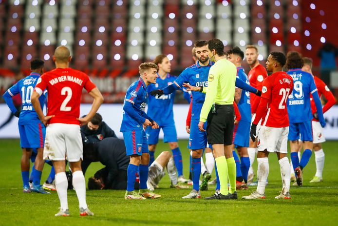 Michal Sadilek kan het niet geloven als hij rood heeft gekregen.