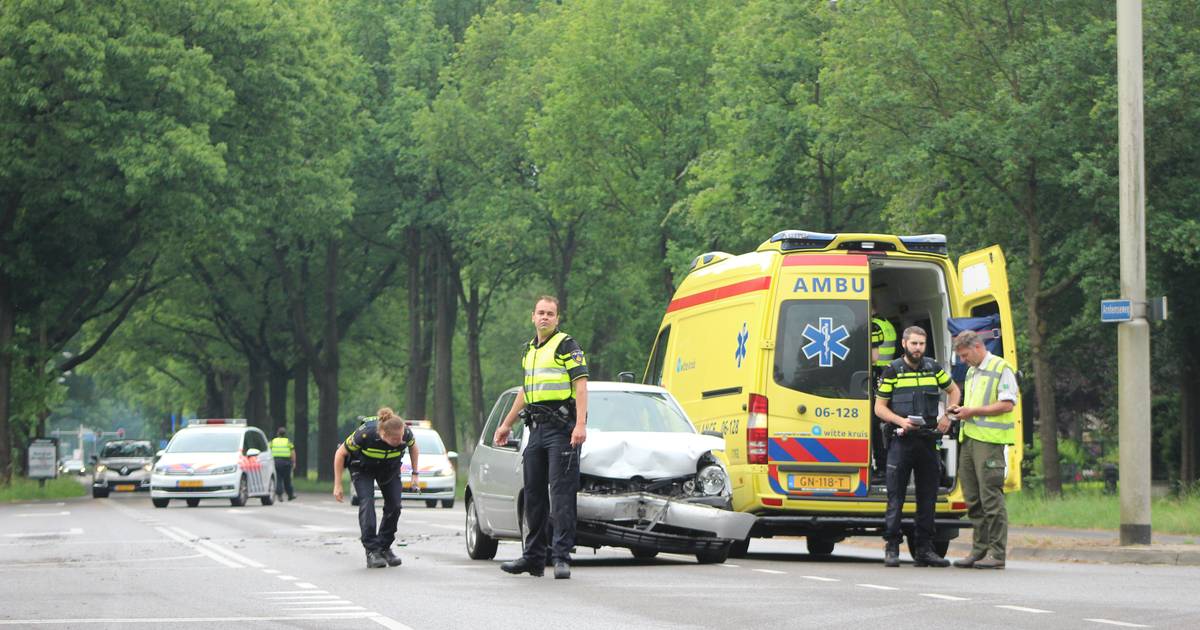 Automobiliste gewond bij botsing met busje Staatsbosbeheer in Apeldoorn.