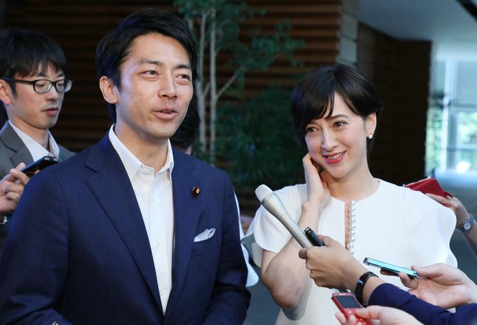 Shinjiro Koizumi met zijn vrouw en bekend Japans tv-anker, Christel Takigawa.