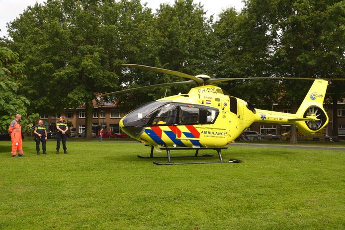 De traumahelikopter landde op een veldje tegenover het station van Breda.