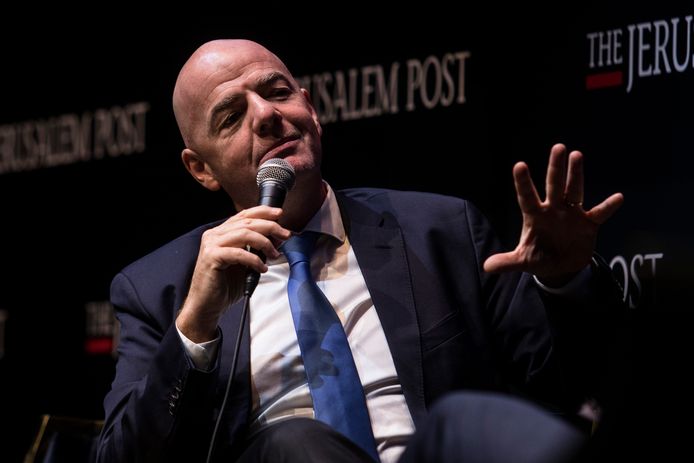 Gianni Infantino bij een persconferentie in Israël