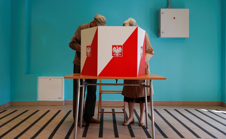 Kiezers brengen zondag hun stem uit in Warschau.  Beeld Aleksandra Szmigiel / Reuters