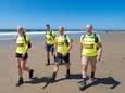 Manouk Faassen, Bryan Joziasse, Adrie Dominicus en Ronald Wielemaker (vlnr) zijn begonnen aan hun 125 kilometer lange wandeltocht.