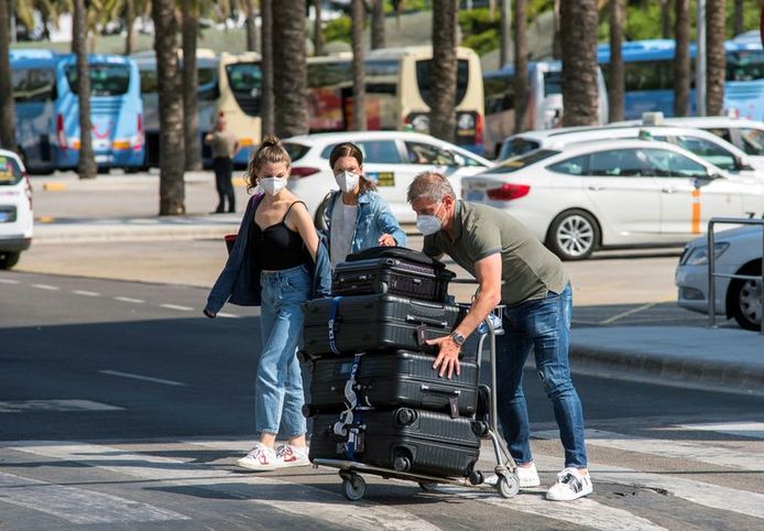 Des touristes viennent d'arriver à Palma de Majorque.