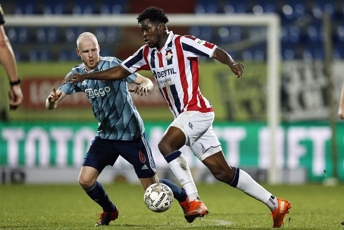 Willem II-spits Kwasi Wriedt (rechts) in duel met Davy Klaassen van Ajax. Wilem II - Ajax eindigde afgelopen seizoen in 1-1.