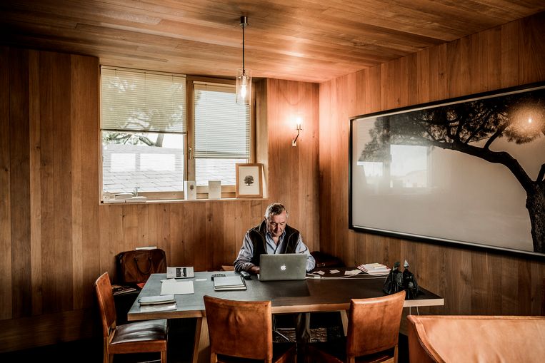 Thienpont in zijn bureau. Beeld Diego Franssens
