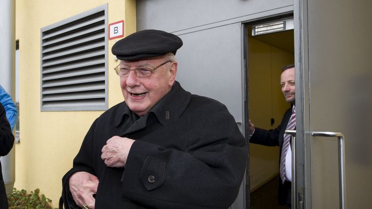 Voormalig kardinaal Simonis verlaat na zijn getuigenis de rechtbank in Middelburg via de achteruitgang. De rechtbank vervolgt de voorlopige getuigenverhoren in de procedure rond misbruik in de rooms-katholieke kerk. Beeld anp
