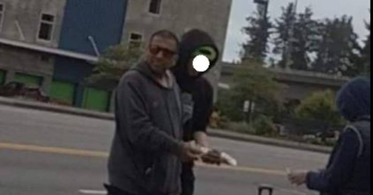 Duizenden dollars opgehaald voor limonadeverkoper (11) die al zijn zakgeld verloor door oplichter - 