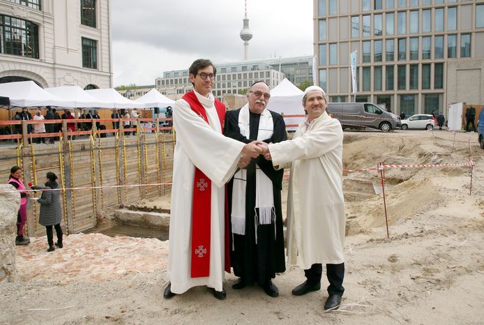 De dominee, rabbijn en imam vandaag in Berlijn voor de eerste steenlegging.