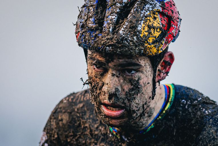 Wout van Aert zit helemaal onder de modder na de wereldbekercross in Dublin, eerder deze maand. Beeld Photo News