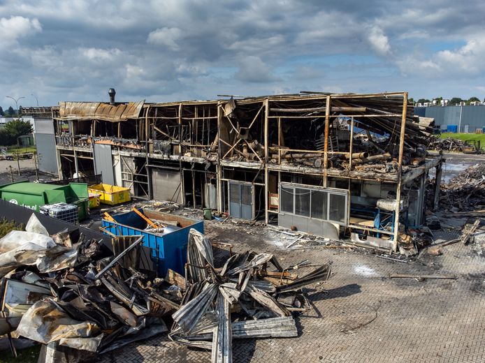 Een uitslaande brand heeft zaterdagnacht een bedrijfspand in Dronten volledig verwoest. Beelden 'The day after'.