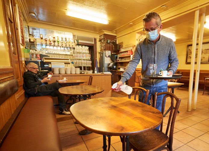 Bars en restaurants, hier in Genève, openen vandaag al de deuren in Zwitserland.