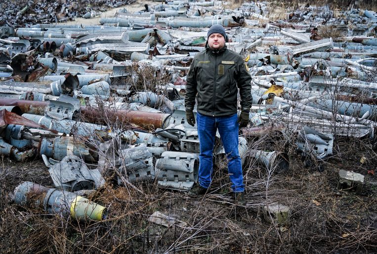 Dmytro Tsjoebenko, woordvoerder van de openbaar aanklager, op de raketbegraafplaats in Charkov.  Beeld  Alena Grom