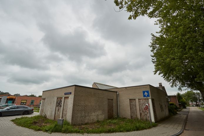 Het voormalige pand van stichting het Groene Kruis. Houten planken zijn vastgespijkerd waar eerder deuren zaten en het is vol met graffiti gespoten.