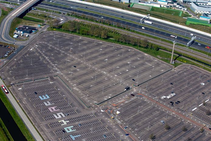 De parkeerterreinen van Schiphol zijn vrijwel verlaten tijdens de eerste lockdown.