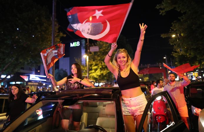 Aanhangsters van de CHP van Ekrem Imamoglu vieren de overwining.