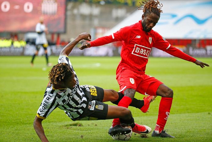 Ndongala en Nurio in duel tijdens de laatste Standard - Charleroi.
