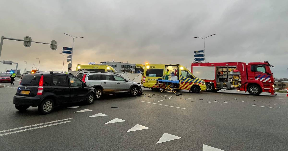 dode bij ernstig ongeluk met drie auto s op n322 in zaltbommel regio gelderlander nl