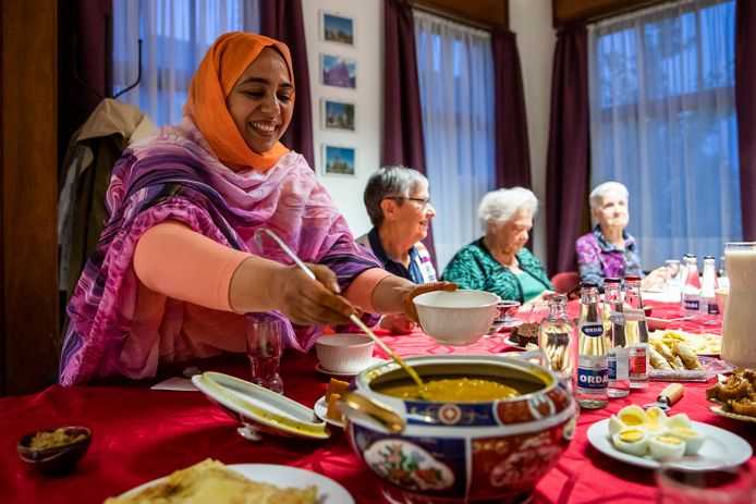 De Indimaj Vrouwen uit Geel nodigden op de iftar leden uit van de kerkgemeenschap in Holven (Geel).