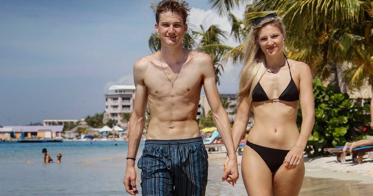 Tim Wellens Geniet Na Knap Seizoen Met Knappe Sophie Op Strand Curacao Time Out Hln Be