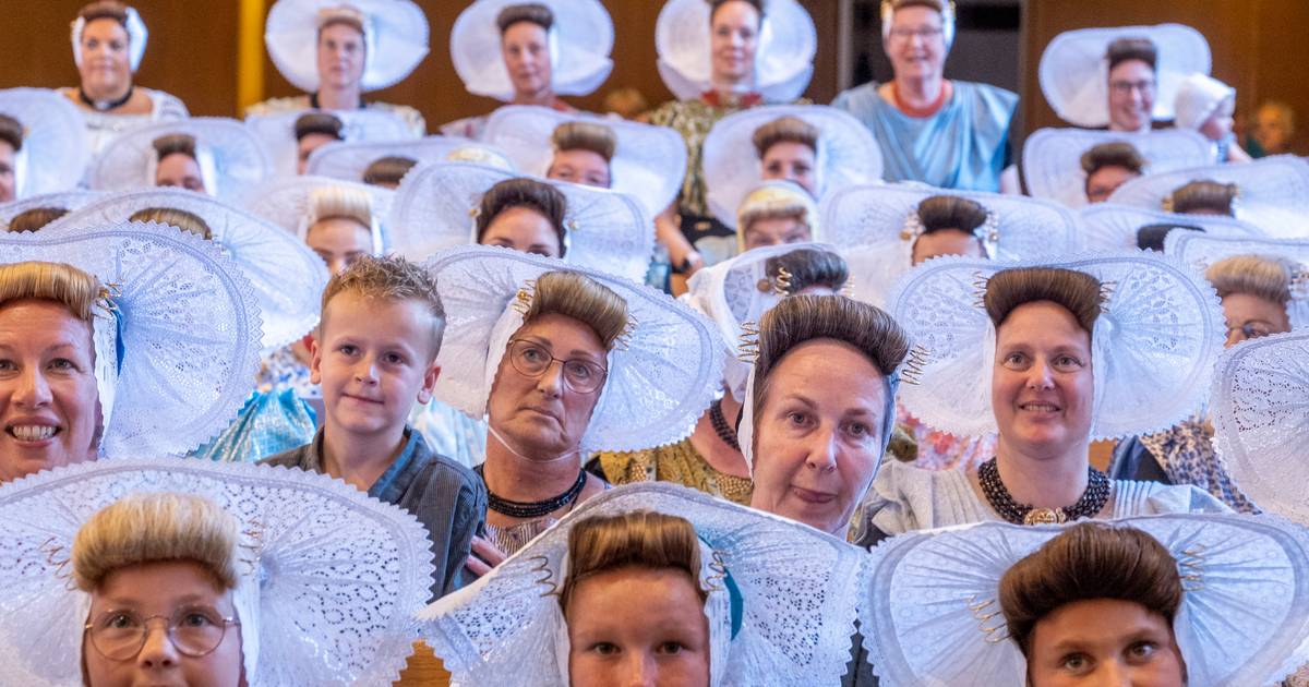 Na vele jaren weer een zee van witte mutsen in Arnemuiden