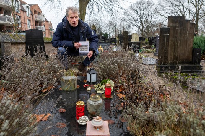 Theo Jongedijk bij het graf van het meisje van Teteringen. Ondanks dat de identiteit van het slachtoffer nog altijd onbekend is,  hebben veel dorpsbewoners haar in hun hart gesloten.