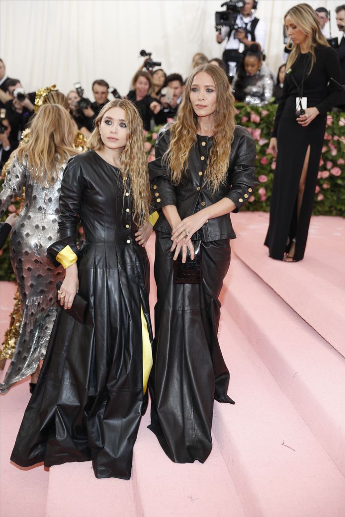 Mary-Kate en Ashley Olsen hadden het thema niet helemaal begrepen en kozen voor sober zwart.