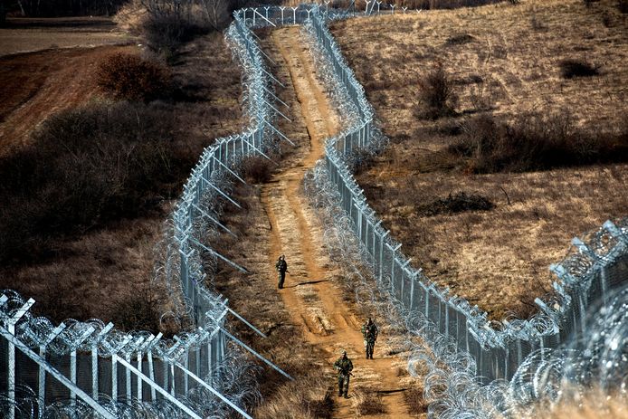 Soldaten bewaken de grensovergang tussen Griekenland en Macedonië.