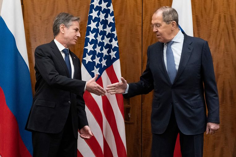 De Amerikaanse minister van buitenlandse zaken Antony Blinken (links) en zijn Russische ambtgenoot Sergej Lavrov kort voor hun ontmoeting in Genève. Beeld AFP